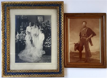 Lotto composto da due cornici contenenti foto di diversa epoca. In cornici...