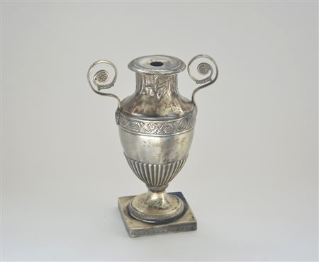 Portapalme biansato in argento sbalzato a volute e motivi floreali. Secolo...