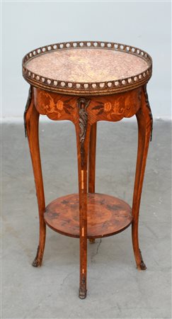 Tavolino d'appoggio lastronato e intarsiato a fiori, gambe mosse riunite da...