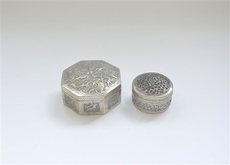 Due scatole in argento di cui ottagonale di manifattura indiana, l'altra...