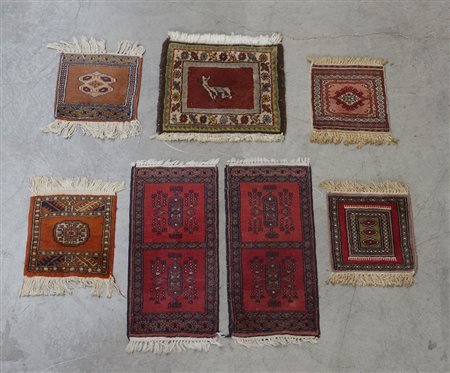 Lotto composto da sette tappeti orientali "sottotelefono" (difetti)