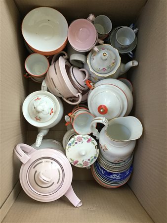 Cartone contenente parti di servizi da the e caffè di manifatture differenti...