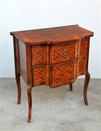 Cassettoncino di forma mossa a due cassetti sagomati (cm 72x78x42)