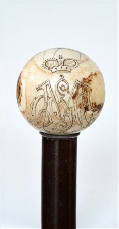 Bastone da passeggio con presa in avorio tornito inciso con cifre coronate....
