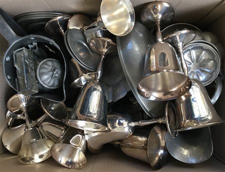 Cartone contenente numerosi oggetti principalmente in peltro (difetti)