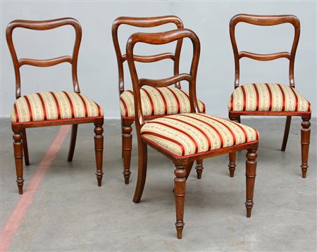 Gruppo di quattro sedie con schienale a giorno, gambe anteriori tornite e...