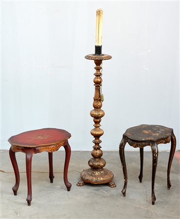 Lotto composto da due tavolini in legno laccato e una torciera in legno...