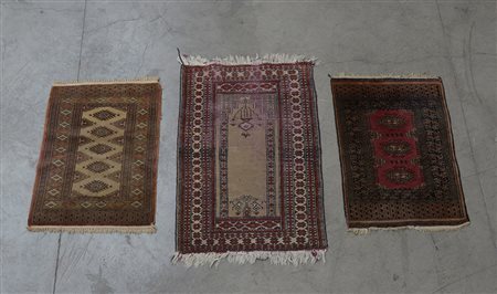 Lotto composto da tre tappeti Pakistan, sec. XX. Uno a preghiera e due con...