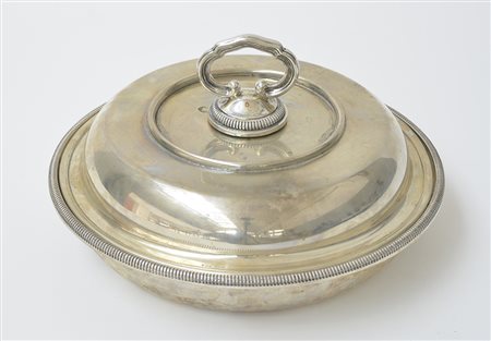 Legumiera tonda in argento con coperchio (d cm 26) (gr 880 ca) (lievi difetti)