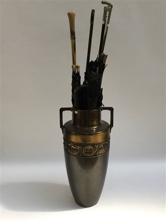 Lotto composto da un portaombrelli biansato in metallo e cinque ombrelli per...