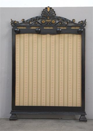 Attaccapanni da parete in legno ebanizzato con cimasa intagliata a foglie e...