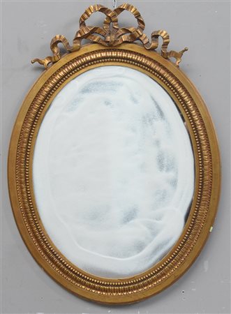 Specchiera ovale in legno intagliato e dorato sormontato da nodo d'amore (cm...