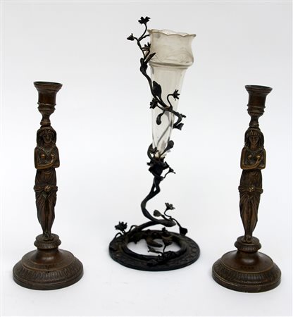 Lotto composto da due candelieri e un vaso portafiori in vetro e metallo...