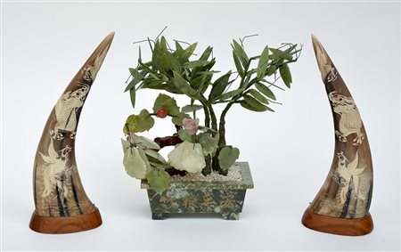 Lotto composto da un vaso con fiori in pietra dura e due corna incise con...