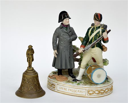 Lotto composto da una scultura in porcellana raffigurante scena napoleonica e...