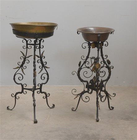 Lotto di due portavasi tripodi in ferro battuto completi di bacili (difetti e...