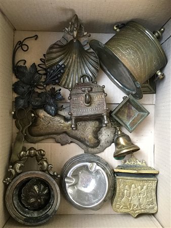 Scatola contenente numerosi oggetti in metallo per usi differenti (difetti)