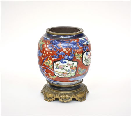 Potiche in porcellana a decoro in stile Imari con base in bronzo dorato (h cm...
