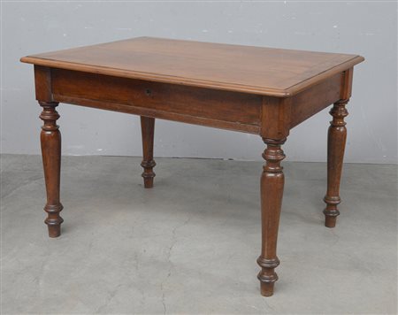 Tavolo rettangolare con un cassetto nella fascia e gambe tornite, secolo XIX...