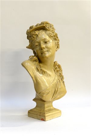 Scultura in terracotta smaltata raffigurante un busto femminile (h cm 57)...