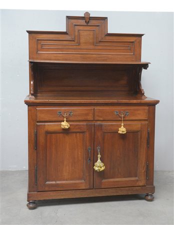 Credenza con alzata a due sportelli e due cassetti con piedi a cipolla, fine...