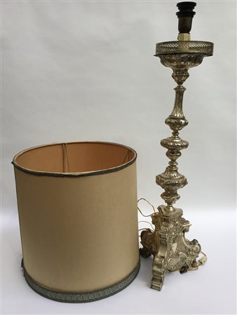 Portacero in metallo sbalzato ed argentato a decoro rocaille montato a luce...