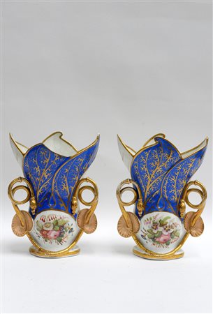 Coppia di vasi in ceramica policroma a decoro naturalistico con bocche a...