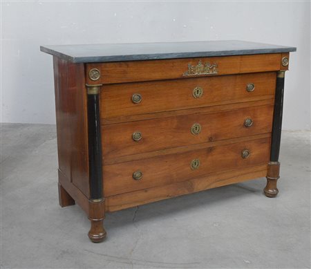 Comò impero in noce a tre cassetti e mezzo, decorato con semi colonne...