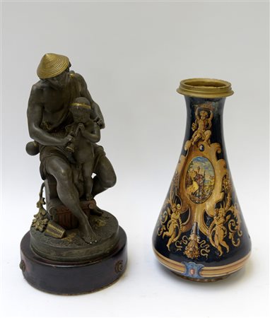 Lotto composto da un vaso a bottiglia in ceramica decorata a fondo blu e una...