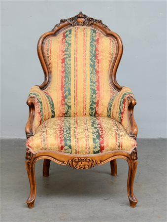 Poltrona in noce con schienale sagomato e intagliato, montanti e gambe...