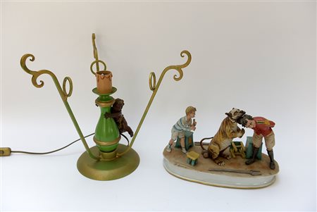 Lotto composto da una lampada con paralume in vetro e un gruppo in porcellana...