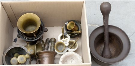 Collezione di undici mortai di diversa epoca e materiale (difetti)