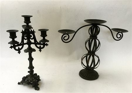 Lotto di due candelabri a tre e quattro fiamme in metallo verniciato nero (h...