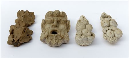 Lotto composto da quattro antichi frammenti in pietra raffiguranti mascherone...