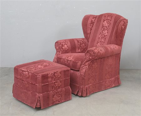 Lotto composto da una poltrona a orecchioni e un pouff rivestiti in tessuto...