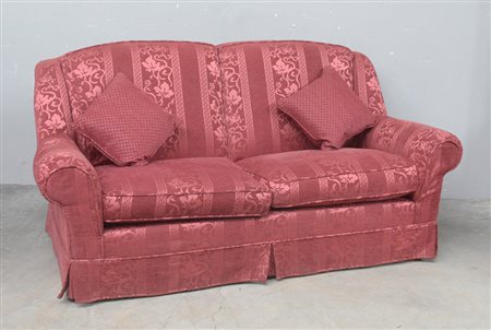 Divano a due posti con cuscini asportabili rivestito in tessuto operato...