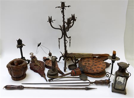 Due cartoni contenenti numerosi oggetti diversi e alcuni attrezzi da camino...