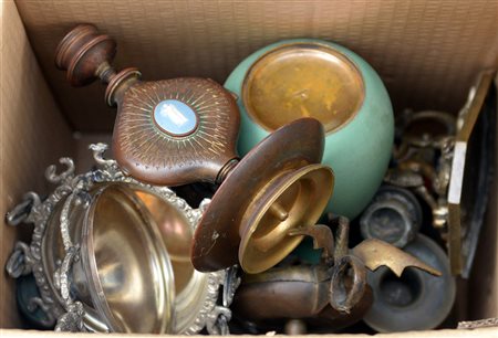 Cartone contenente numerosi candelieri in metallo e bronzo tra cui una...