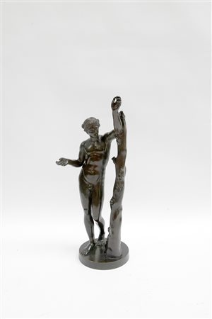 Scultura in bronzo a patina scura raffigurante Apollo. Inizio secolo XX (h cm...