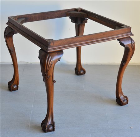 Antica base per tavolo di forma quadrata con quattro gambe mosse terminanti...