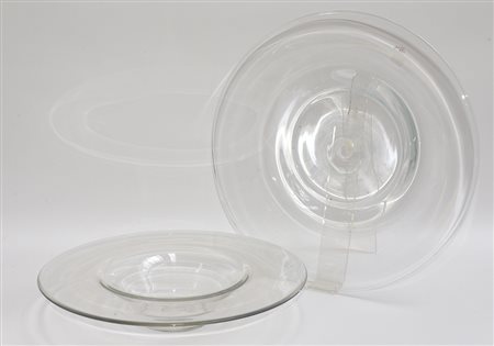 Lotto di due grandi piatti decorativi in vetro soffiato trasparente (d max cm...