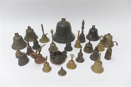 Cartone contenente numerose campane in bronzo di diversa epoca e fattura