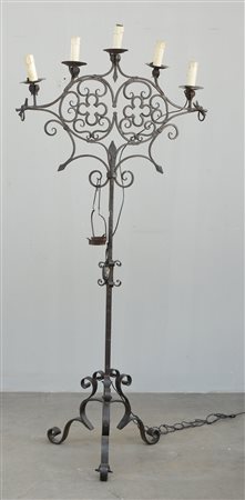 Torciera in ferro battuto decorato a volute e teste di animali fantastici (h....