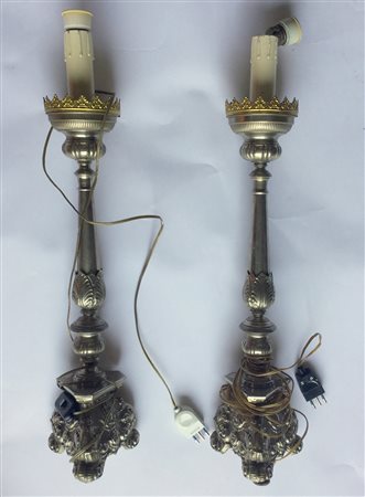 Coppia di portaceri montati a luce elettrica in metallo sbalzato e argentato...