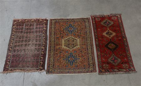 Lotto composto da tre tappeti orientali con differenti decori geometrici (il...