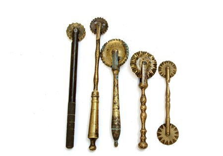 Lotto composto da cinque rondelle da pasta in ottone miste -EN Five brass...