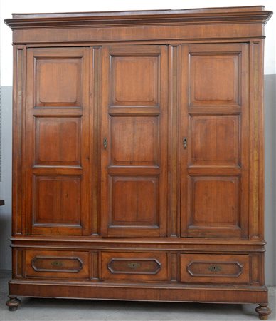 Armadio guardaroba in noce a tre battenti incorniciati e tre cassetti alla...