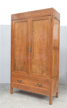 Armadio a due battenti con cassetto alla base decorato da un piccolo intarsio...