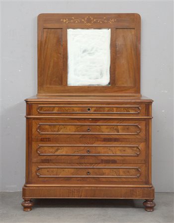 Comò umbertino a quattro cassetti incorniciati e radicati, sormontato da...