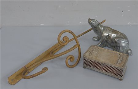 Lotto composto da una sculturina raffigurante orso, una scatola e un porta...